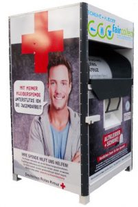 Ein Textilcontainer, welche foliert ist mit Werbung für das DRK.